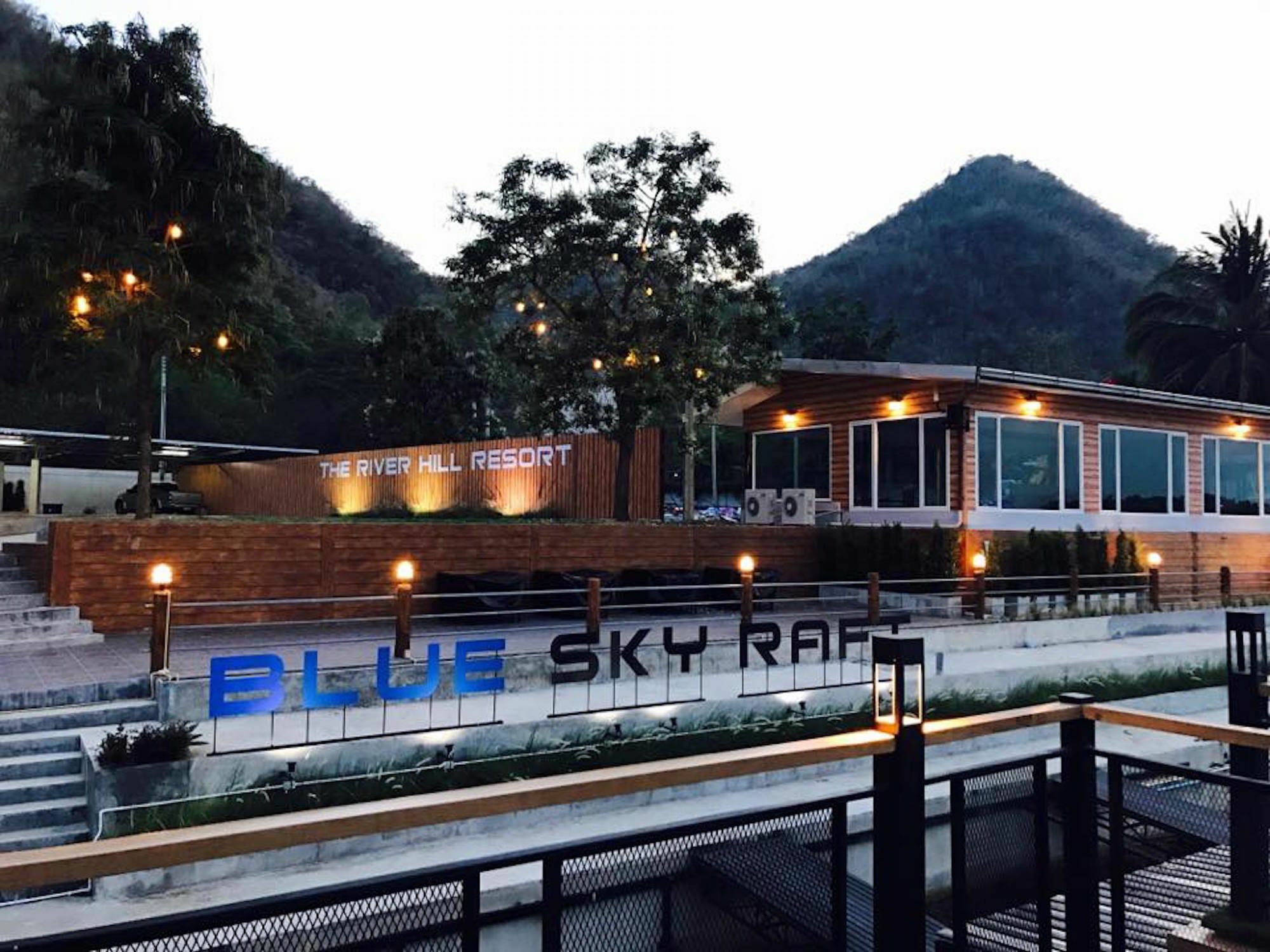 Blue Sky Raft At Kanchanaburi Hotel Екстериор снимка