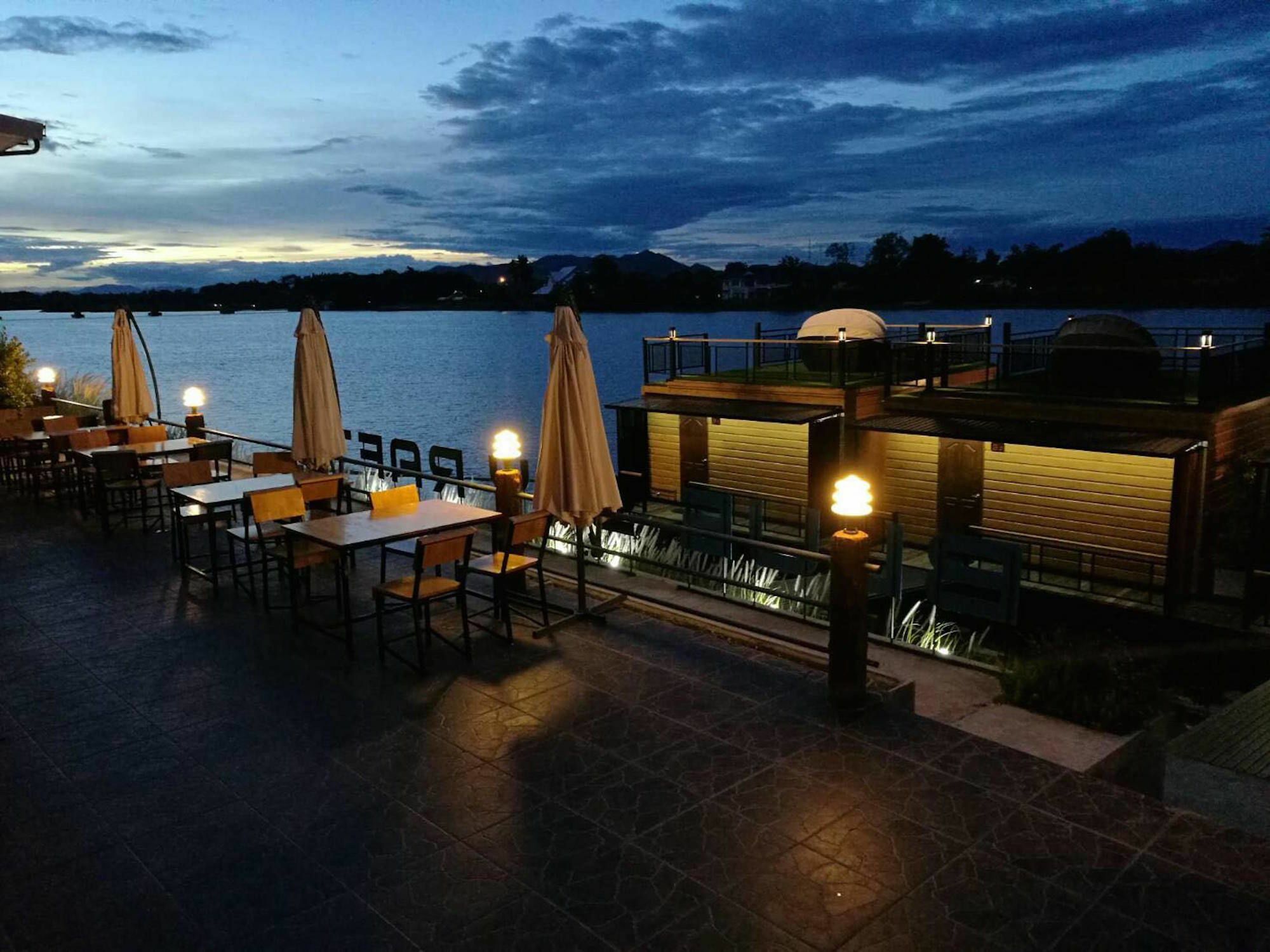 Blue Sky Raft At Kanchanaburi Hotel Екстериор снимка