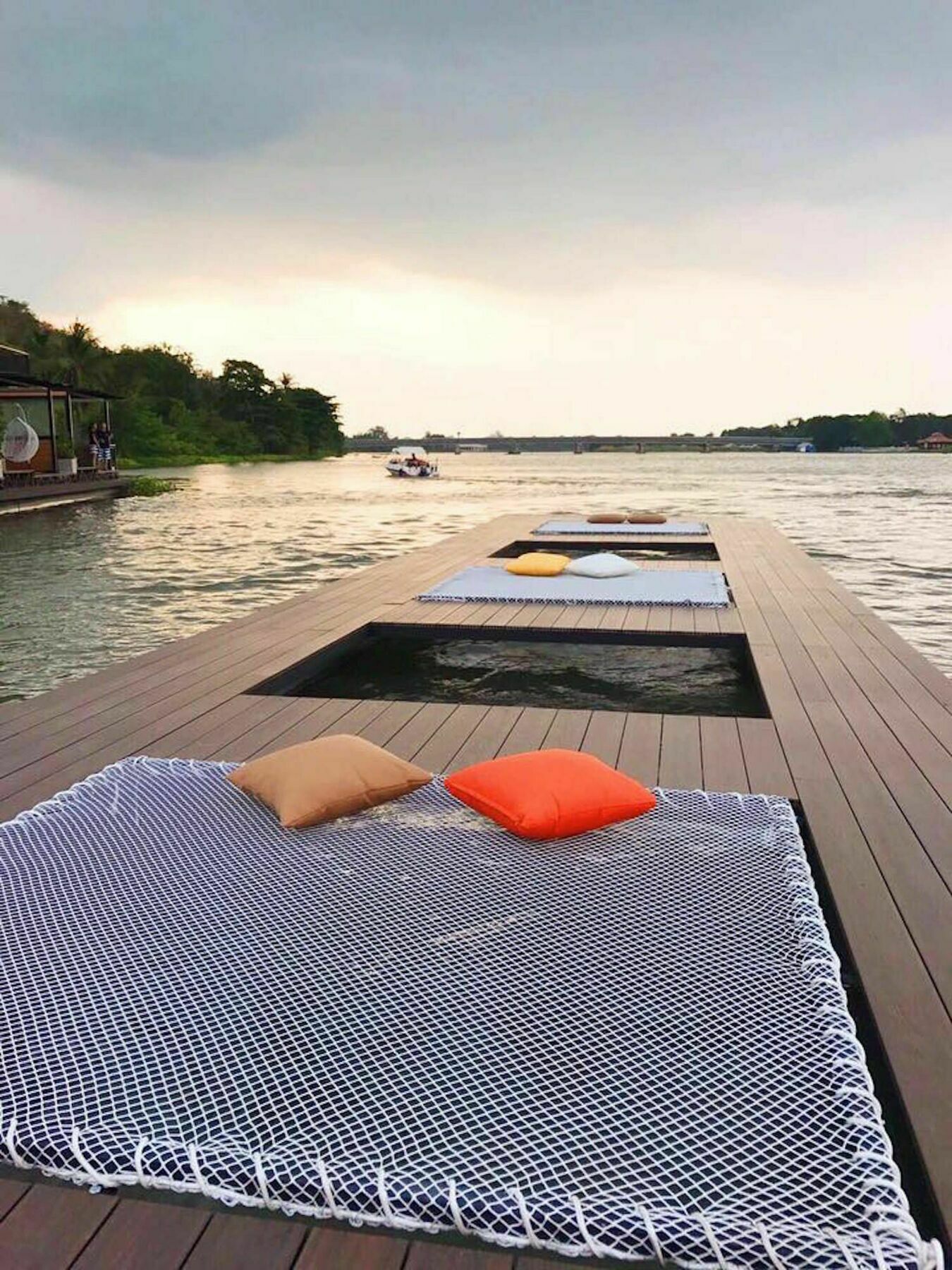 Blue Sky Raft At Kanchanaburi Hotel Екстериор снимка