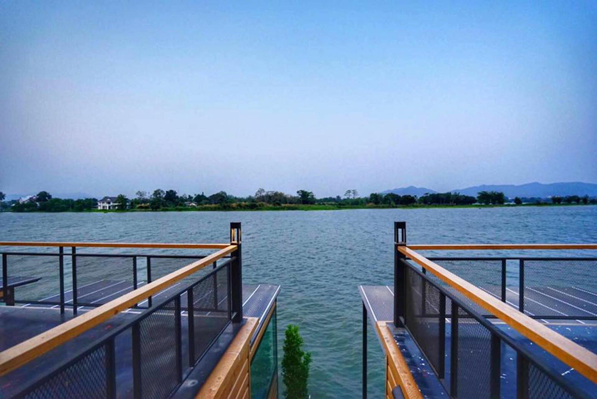 Blue Sky Raft At Kanchanaburi Hotel Екстериор снимка